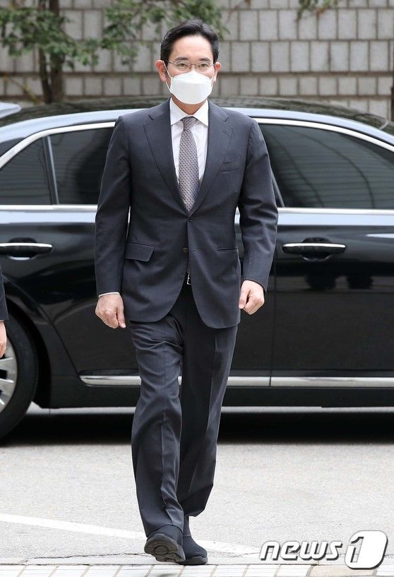 이재용 삼성전자 회장이 지난해 서울 서초구 서울중앙지방법원에서 열린 회계 부정·부당 합병 혐의 관련 속행 공판에 출석하고 있다. 뉴스1 제공 [뉴스락]