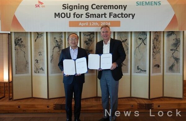 이석희 SK온 사장(왼쪽)과 토니 헤멀건(Tony Hemmelgarn) 지멘스 DISW 최고경영책임자(CEO)가12일 서울 종로구 SK서린사옥에서 ‘배터리 제조 공장 디지털 트윈 구축 개발 협력을 위한 양해각서(MOU)’를 체결 후 기념 촬영을 하고 있다. SK온 제공 [뉴스락]