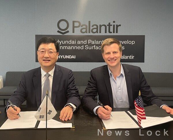 미국 워싱턴D.C.의 팔란티어 사무실에서 최근 HD현대가 미국 최고의 방산 AI기업 팔란티어와 ‘무인수상정(USV) 개발을 위한 양해각서(MOU)’를 체결했다. (사진 왼쪽부터 HD현대중공업 주원호 특수선사업대표, 팔란티어 라이언 테일러(Ryan Taylor) CRO 및 CLO). HD현대 제공 [뉴스락]