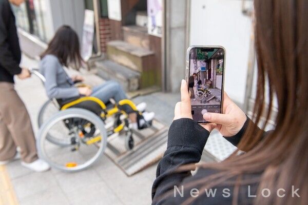악사손보가 지난 17일 ‘휠체어 이동정보 수집’을 위한 임직원 봉사활동 진행했다고 밝혔다. 악사손보 제공 [뉴스락]
