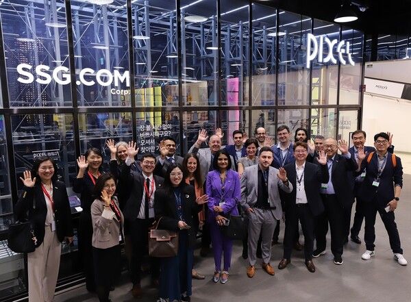 SSG닷컴 도심형 하이브리드 물류센터 'EOS 청계천점'을 방문한 캐나다 무역사절단이 기념사진을 촬영하고 있다. SSG닷컴 제공 [뉴스락]