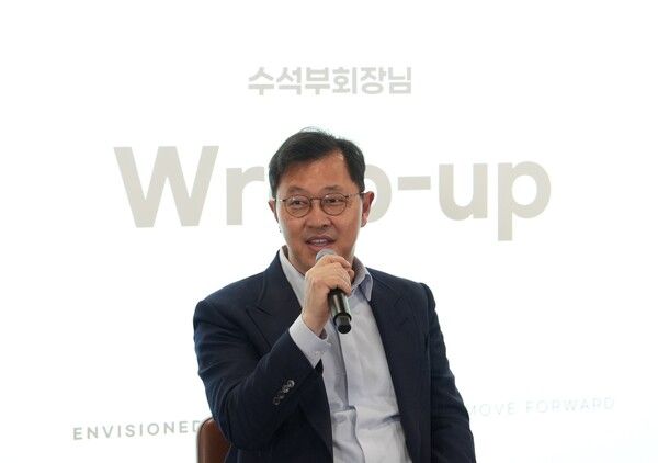 최재원&nbsp;SK온 수석부회장이&nbsp;24일 오후 서울 종로구 관훈동&nbsp;SK온 관훈사옥에서 개최된 ‘정해진 미래,&nbsp;앞으로 나아가는 우리’ 타운홀 미팅을 진행하고 있다. SK온 제공 [뉴스락]