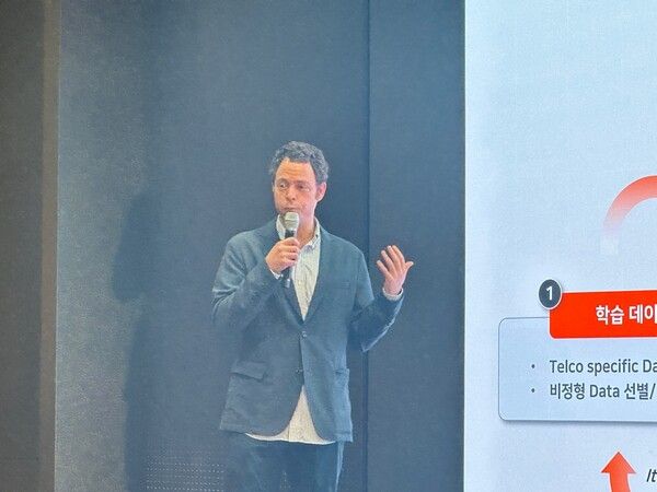 에릭 데이비스 SKT AI Tech Collaboration담당이 기자설명회에서 발표를 하고 있다. 사진=강동완 기자 [뉴스락]