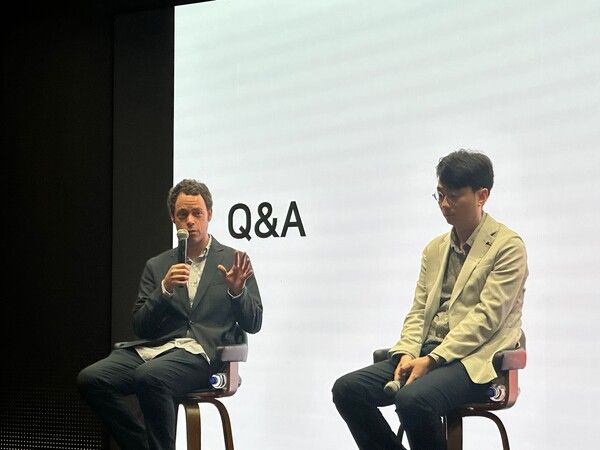 에릭 데이비스 SKT AI Tech Collaboration담당과&nbsp;정민영 SKT AI플랫폼 담당이 Q&A에 대답하고 있다. 사진=강동완 기자 [뉴스락]&nbsp;