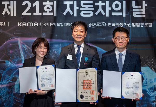 르노코리아는 한국자동차모빌리티산업협회(KAMA) 주관 ‘제21회 자동차의 날’ 행사에서 국내 자동차 산업 발전에 기여한 노고를 인정받아 박동재 디렉터가 산업 포장, 최석찬 디렉터와 김민영 수석디자이너가 장관 포상을 수상했다. 르노코리아 제공 [뉴스락]