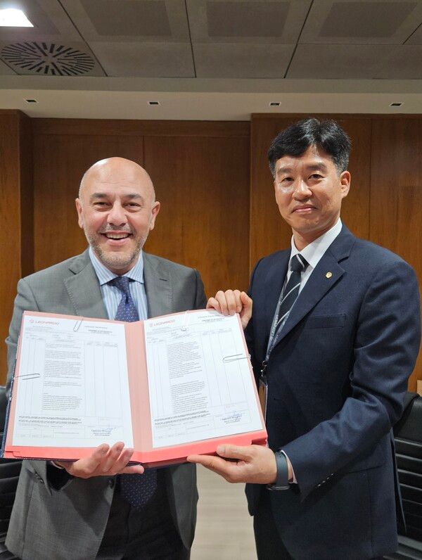 한화시스템은 유럽의 대표적 항공우주∙방산 기업인 레오나르도와&nbsp;‘경공격기 AESA&nbsp;레이다’&nbsp;안테나 공급 계약을 체결했다. 한화시스템 제공 [뉴스락]