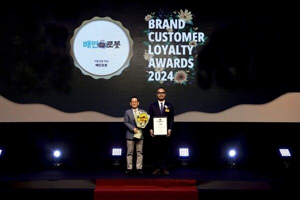 지난&nbsp;9일 서울 여의도 콘래드 호텔에서 열린 '2024브랜드 고객충성도 대상' 시상식에서 (좌)이장우 한국소비자포럼 기업위원장, (우)김민수 비-로보틱스 대표가 기념촬영을 하고 있다. 우아한형제들 제공 [뉴스락]