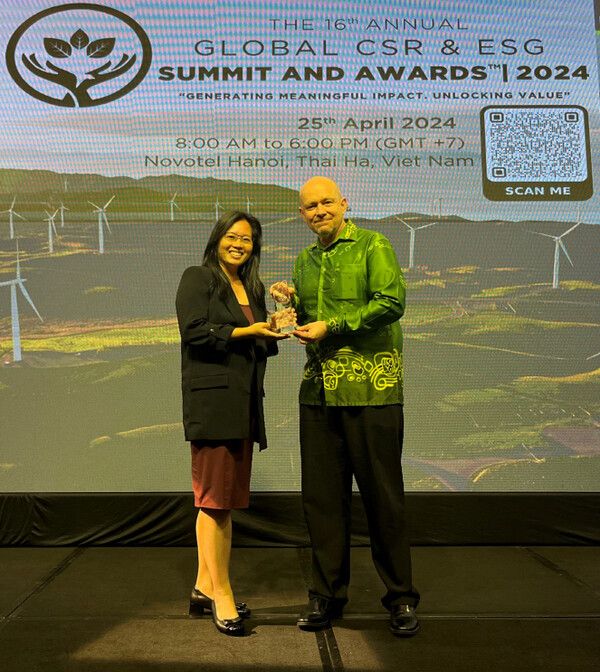 얀&nbsp;얀&nbsp;터(Yann&nbsp;Yann&nbsp;Teo)&nbsp;브리지스톤&nbsp;아시아태평양-인도-중국&nbsp;법인&nbsp;CSR&nbsp;책임자(왼쪽)가&nbsp;제16회&nbsp;‘글로벌&nbsp;CSR&nbsp;및&nbsp;ESG&nbsp;서밋&nbsp;&&nbsp;어워드&nbsp;2024’에서&nbsp;수상하는&nbsp;모습. 브리지스톤 제공 [뉴스락]