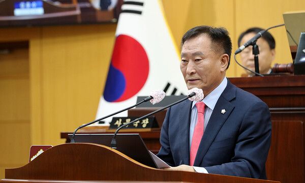 지난해 3월 서산시의회 제283회 임시회 제1차 본회의에서 강문수 서산시의원이 대산 화학단지 환경문제에 대해 강경 대응을 촉구하고 있다. 사진 서산시의회 [뉴스락]