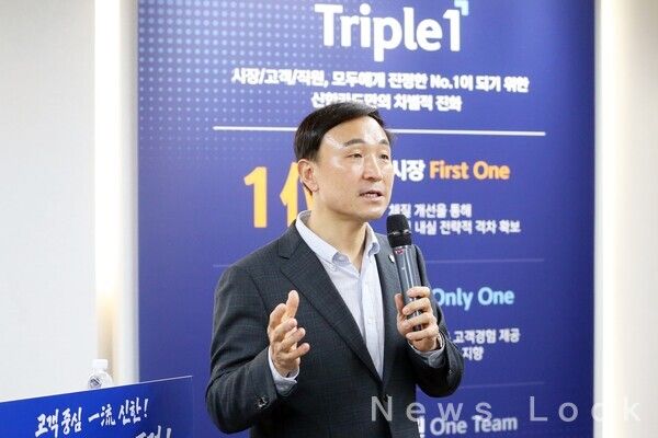 신한카드는 임원 및 부서장이 참여한 가운데 서울 을지로 신한카드 본사에서 2024년 하반기 사업전략회의를 19일 개최, 하반기 사업 추진 전략 및 ‘상상력의 경계 확장’을 목표로 혁신과 도전을 위한 미래 아젠다를 논의했다고 21일 밝혔다. 신한카드 제공.