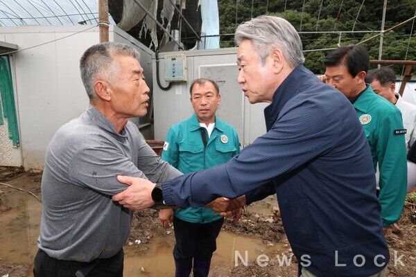 강호동 농협중앙회장(오른쪽)이 20일, 침수피해를 입은 금산군 축산농가를 방문하여 위로를 건네고 있다. 농협중앙회 제공 [뉴스락]