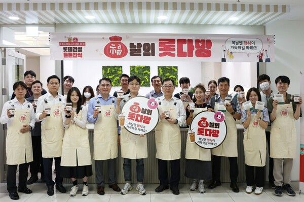 박현철&nbsp;롯데건설&nbsp;부회장(앞줄&nbsp;왼쪽에서&nbsp;여섯&nbsp;번째)이&nbsp;임직원과&nbsp;함께&nbsp;기념촬영을&nbsp;하고&nbsp;있다.