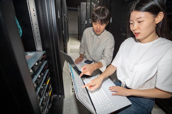 KT&nbsp;연구원이 서울 서초구&nbsp;KT연구개발센터에서 경량형&nbsp;5G&nbsp;업무망의 기능을 테스트하고 있다. KT 제공 [뉴스락]