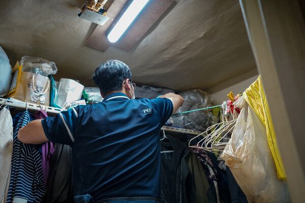 굿피플과 세스코는 사업 전에 비해 호전된 바퀴벌레 방역 상태를 점검하고 살충 성분이 담긴 ‘독먹이’를 설치했다. 더불어 외부로부터 쥐가 유입되는 것을 막기 위해 쥐약을 배치하고, 주거 공간을 소독했다. 굿피플 제공 [뉴스락]
