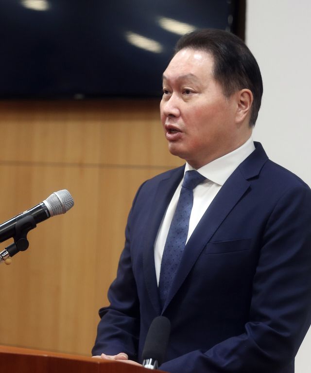 17일 오전 서울 종로구 SK서린사옥에서 열린 재판 현안 관련 설명 자리에 예정 없이 참석한 최태원 SK그룹 회장이 입장을 밝혔다. 사진 SK [뉴스락]
