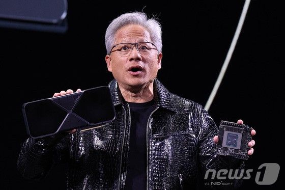 젠슨 황 엔비디아 최고경영자(CEO)가 세계 최대 IT(정보기술)·가전 전시회 'CES 2025' 개막을 하루 앞둔 6일(현지시간) 미국 네바다주 라스베이거스 만달레이베이 컨벤션센터에서 가진 기조연설에서 최신 인공지능(AI) 가속기 '블랙웰(Blackwell)'을 탑재한 지포스 RTX 50 시리즈 그래픽 카드를 공개하고 있다.
