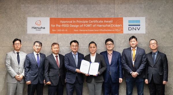 한화오션 제품전략기술원장 손영창 부사장(왼쪽에서 다섯 번째), DNV&nbsp;신성호 부사장(왼쪽에서 네 번째)&nbsp;등 양사 관계자가 개념 승인 수여식을 마친 뒤 기념 촬영을 하고 있다. 한화오션 제공 [뉴스락]
