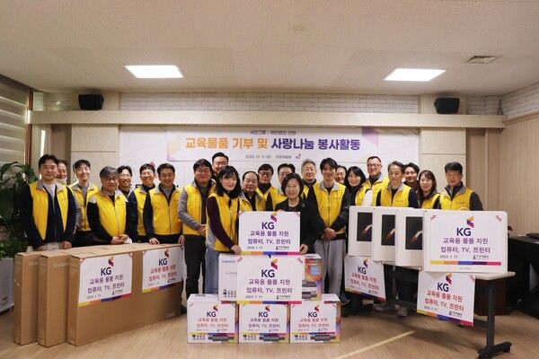 KG그룹&nbsp;신규임원들이 서울 강동구 주몽재활원을 방문해 교육물품 기부 후 기념사진을 찍고 있다. KG그룹 제공 [뉴스락]