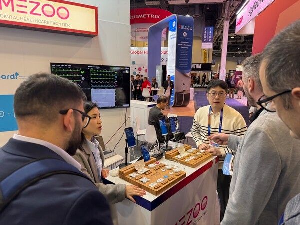 CES 2025에서 동아에스티와 메쥬 임직원이&nbsp;참가자들에게 하이카디 기능을 설명하고 있다. 동아에스티 제공 [뉴스락]