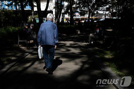 서울 종로구 탑골공원에서 한 어르신이 걸음을 옮기고 있다.&nbsp;