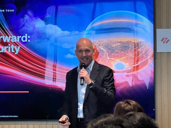 사이먼 그린 팔로알토 네트웍스 아태지역(JAPAC) 총괄 사장이 14일 열린 '이그나이트 온 투어 서울' 기자 간담회에서 발표를 하고 있다. 사진=강동완 기자 [뉴스락]