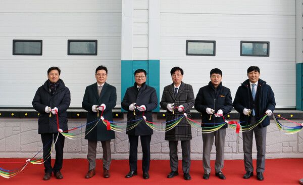 비보존그룹&nbsp;이두현&nbsp;회장(왼쪽에서&nbsp;세번째)과&nbsp;비보존제약&nbsp;장부환&nbsp;대표이사(왼쪽에서&nbsp;두번째)가&nbsp;13일&nbsp;비보존제약&nbsp;신축보관소&nbsp;준공기념식에서&nbsp;기념&nbsp;촬영을&nbsp;하고&nbsp;있다. 비보존그룹 제공 [뉴스락]