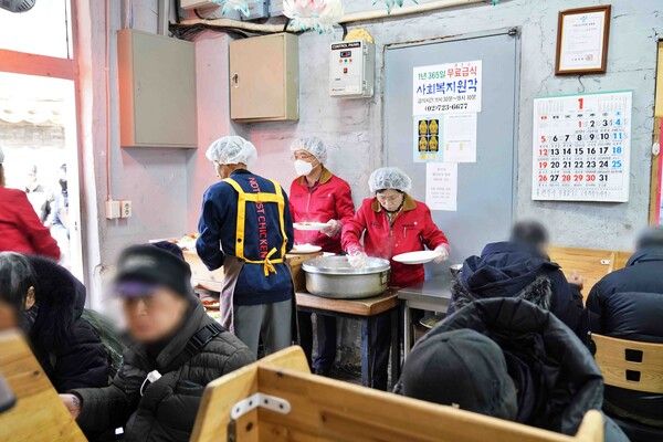 BBQ그룹은 종로구 탑골공원 무료급식소 ‘사회복지원각’에 방문하신 어르신들에게 배식봉사와 기부금을 전달했다.&nbsp;BBQ그룹 제공 [뉴스락]