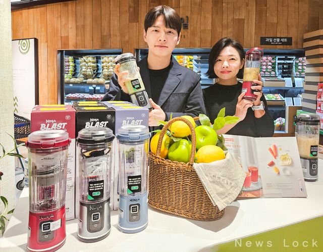 19일 오전, 경기도 성남시 현대백화점 판교점 지하 1층 식품관에서 직원들이 상품을 소개하고 있다. 현대백화점 제공 [뉴스락]