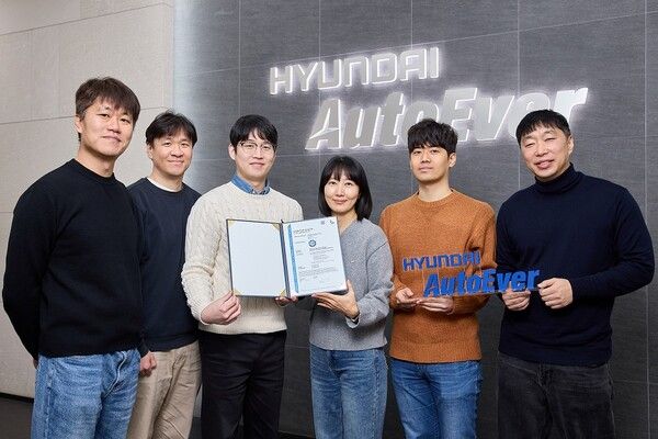 (왼쪽부터)&nbsp;현대오토에버&nbsp;SW플랫폼사업부장 류석문 전무,&nbsp;박성호&nbsp;AP플랫폼기술팀장,&nbsp;강현수 책임,&nbsp;정숙현 책임,&nbsp;최성진 책임,&nbsp;정지훈 차량전장SW센터장이&nbsp;ASIL-D&nbsp;인증서를 들고 기념촬영을 하고 있다. 현대오토에버 제공 [뉴스락]
