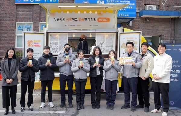 대웅제약은&nbsp;ESG&nbsp;캠페인&nbsp;‘SAVE THE HERO’의 일환으로 서울 용산경찰서를 방문해&nbsp;100여 명의 경찰관에게 부정맥 예방을 위한 심전도 검사와 건강 음료차를 제공했다.&nbsp;대웅제약 제공 [뉴스락]