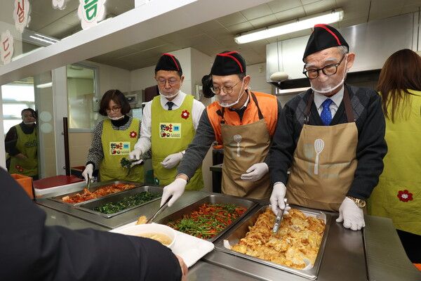 한화시스템과 서울지방보훈청 임직원들이 국가유공자 어르신들을 대상으로 설 명절을 맞아 음식 나눔의 시간을 가졌다.(왼쪽 두번째부터 전종호 서울지방보훈청장,&nbsp;전연보 한화시스템 재무실장,&nbsp;하태환 중구보훈회관장). 한화시스템 제공 [뉴스락]