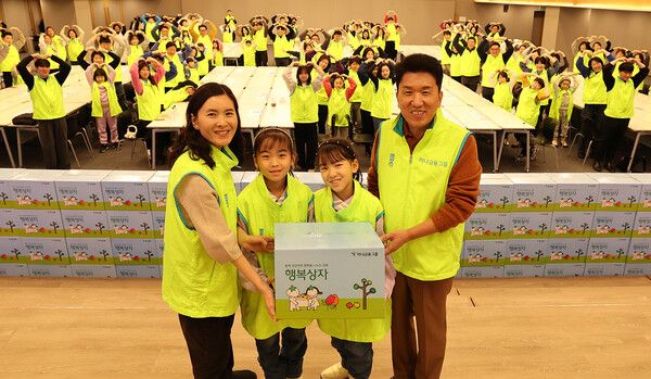 함영주 하나금융그룹 회장을 포함한 임직원이 '설맞이 전통 떡 나눔 봉사활동'을 실시했다. 하나금융그룹 제공 [뉴스락]