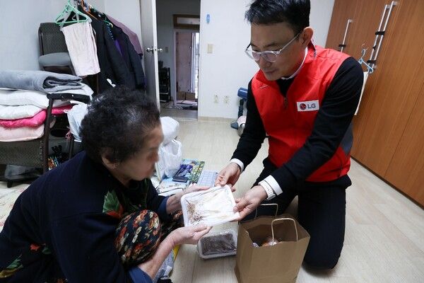 23일 오후 LG유플러스 임직원이 명절 음식으로 구성된 반찬 꾸러미를 독거 어르신에게 전달하는 모습. LG유플러스 제공 [뉴스락]