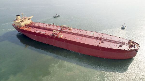 SK해운의 31만 8천톤급 초대형 유조선 씨브레이브(C.BRAVE)호가 '오션와이즈'를 장착하고 최적 항로 운항 실증에 나선 모습. HD현대 제공 [뉴스락]