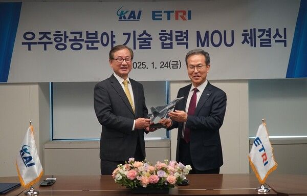 MOU 체결 기념사진 (좌 CEO 강구영, 우 ETRI 방승찬 원장). KAI 제공 [뉴스락]