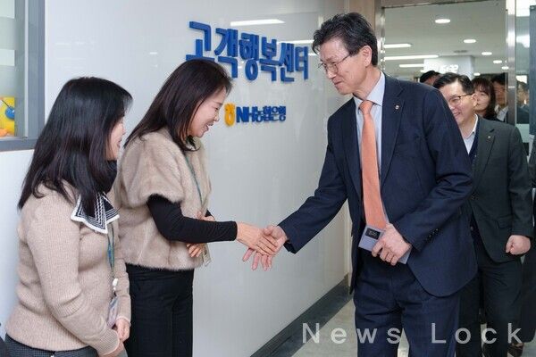 강태영 은행장이 설 연휴 비상운영체계 운영 점검을 위해 서울시 용산 소재 고객행복센터에 방문하고 있다. 농협은행 제공 [뉴스락]