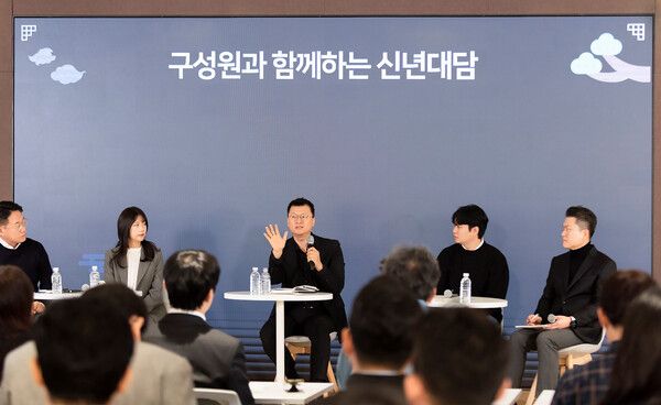 이호정&nbsp;SK네트웍스&nbsp;대표이사(가운데)가&nbsp;2일&nbsp;삼일빌딩에서&nbsp;열린&nbsp;‘구성원과&nbsp;함께하는&nbsp;신년&nbsp;대담’에서&nbsp;2025년&nbsp;경영방향성을&nbsp;설명하고&nbsp;있다. SK네트웍스 제공 [뉴스락]