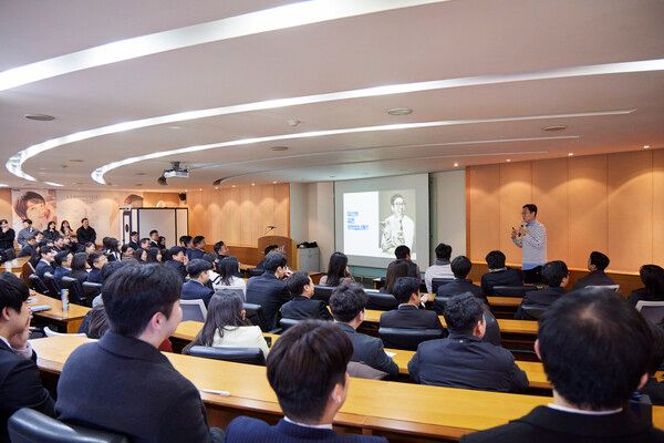 삼일제약 시무식 이후 개그맨 김영철이 임직원 대상 강연을 진행하고 있다. 삼일제약 제공 [뉴스락]