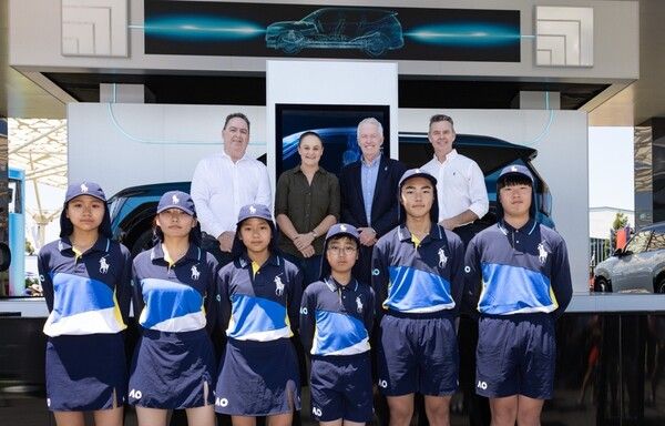 행사에&nbsp;참석한&nbsp;볼키즈들과&nbsp;좌측부터&nbsp;데미안&nbsp;메레디스&nbsp;&nbsp;기아호주&nbsp;CEO&nbsp;,&nbsp;호주&nbsp;출신의&nbsp;세계적&nbsp;테니스&nbsp;선수&nbsp;애슐리&nbsp;바티,&nbsp;크레이그&nbsp;타일리&nbsp;호주오픈&nbsp;조직위원회&nbsp;CEO,&nbsp;행사&nbsp;사회자&nbsp;토드&nbsp;우드브릿지가&nbsp;포즈를&nbsp;취하고&nbsp;있는&nbsp;모습. 기아 제공 [뉴스락]