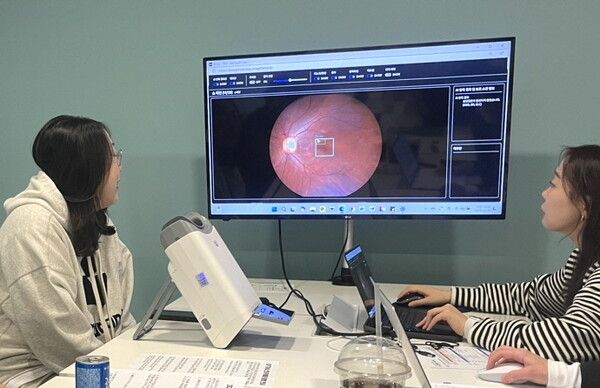 대웅제약 임직원(왼쪽)이&nbsp;AI&nbsp;실명질환 진단 보조 솔루션 위스키와 안저카메라 옵티나 제네시스를 이용해&nbsp;3대 실명질환 검사를 받은 후, AI&nbsp;판독 결과를 확인하고 있다.&nbsp;대웅제약 제공 [뉴스락]
