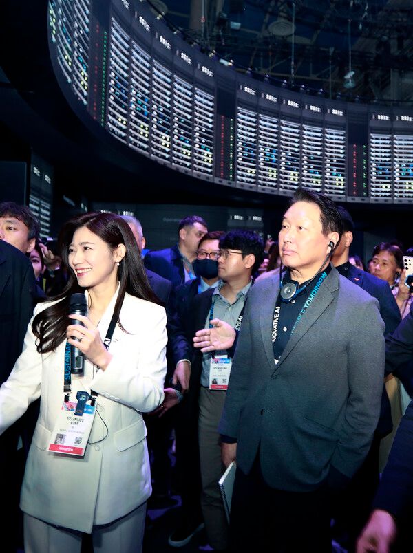 최태원&nbsp;SK&nbsp;회장이&nbsp;8일(현지시간)&nbsp;미국&nbsp;라스베이거스&nbsp;컨벤션센터에서&nbsp;진행되고&nbsp;있는&nbsp;'CES&nbsp;2025'&nbsp;현장을&nbsp;방문해&nbsp;SK&nbsp;전시관을&nbsp;둘러보고&nbsp;있다. SK 제공 [뉴스락]