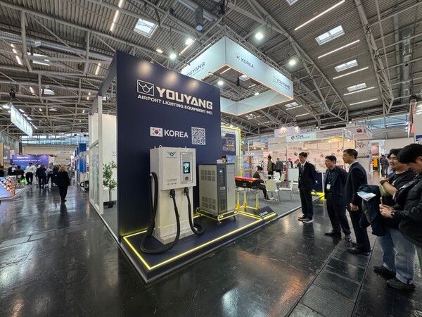 관계자들이 전시 부스를 둘러보고 있다. EVSIS 제공 [뉴스락]