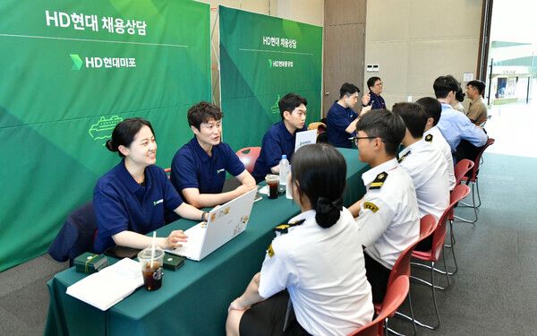올해 5월 '마덱스 2025' 현장에서 실시한 채용박람회 모습. 사진=HD현대중공업 [뉴스락]