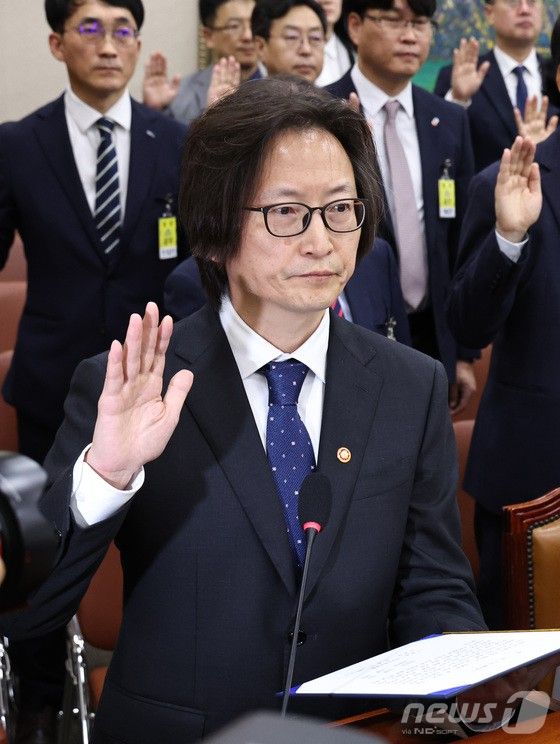 주병기 공정거래위원장이 14일 오전 서울 여의도 국회에서 열린 정무위원회 국정감사에서 선서하고 있다.