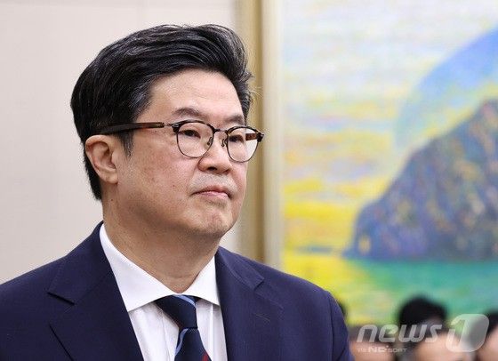김병주 MBK파트너스 회장이 14일 오후 서울 여의도 국회에서 열린 정무위원회 국정감사에 증인출석해 질의를 듣고 있다.
