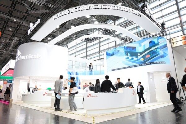 SK케미칼이&nbsp;8일부터&nbsp;15일까지 독일 뒤셀도르프에서 열린 세계 최대 규모의 플라스틱·고무산업 전시회&nbsp;'2025&nbsp;케이(2025 K)에서 순환재활용,&nbsp;바이오 소재 기반으로 상용화까지 이룬 완제품을 전시했다. 사진 SK케미칼 [뉴스락]