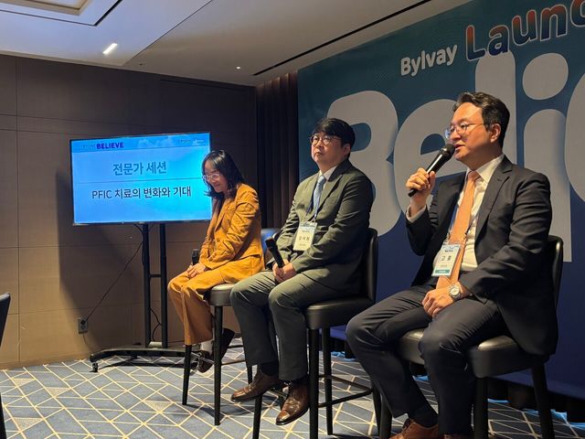 (왼쪽부터 순서대로) 서지현 경상국립대병원 교수, 오석희 서울아산병원 교수, 고홍 세브란스병원 교수가 빌베이 출시 기념 기자간담회에서 해당 신약에 대해 설명하고 있는 모습. [뉴스락 편집]