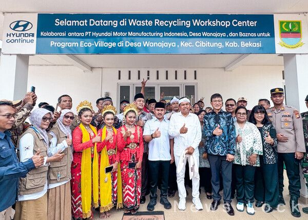 첫째 줄 왼쪽 8번째부터 데디 물야디 (Dedi Mulyadi) 인도네시아 서자바주 주지사, 방현철 현대차 인도네시아 생산법인(HMMI) 법인장, 마틸다 앙투아네트 부이산(Mathilda Antoinette Buisan) 굿네이버스 인도네시아 대표 등 주요 관계자들이 기념 사진을 촬영하는 모습. 사진=현대차 [뉴스락]