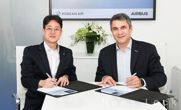 사진은 오종훈 대한항공 예지정비팀장(왼쪽)과 파브리스 비욤(Fabrice Villaume) 에어버스 디지털 서비스 성장·혁신 책임자가 계약 체결 후 기념촬영을 하고 있는 모습. 사진=대한항공 [뉴스락]