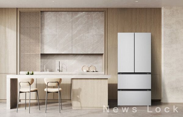 LG전자가 AI로 김치 맛은 더 살리고, 구독 케어십 서비스로 위생 관리는 더 강화한 김치냉장고 신제품을 출시했다. LG전자 김치냉장고 신제품이 집 안 공간에 조화롭게 배치된 모습. 사진=LG전자 [뉴스락]